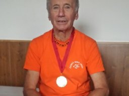 novy-den_s_jogou_v_ostrave_2019_oslavenec_a_jeho_80.narozeniny